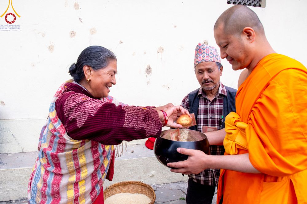 ภาพ No.317215:วันอังคารที่ 31 มีนาคม พ.ศ.2569 จาริกบิณฑบาตแห่งศรัทธา จากวัดอเชศวรสู่สี่แยกปาตันและวัดศรี ประเทศเนปาล