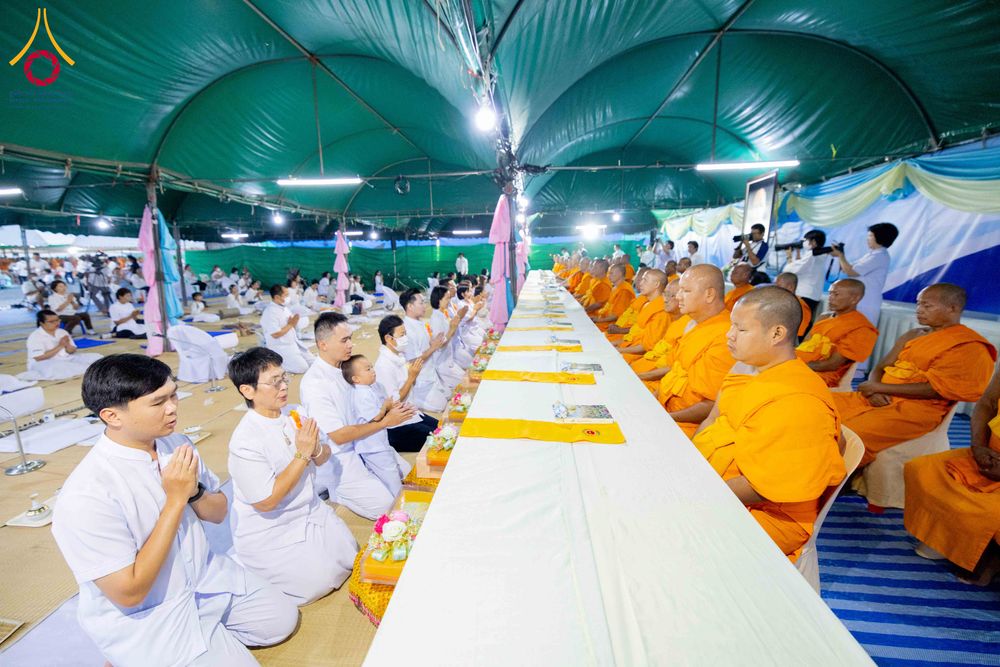 ภาพ No.300214:วันที่ 22 มกราคม พ.ศ. 2569 พิธีถวายภัตตาหารเป็นสังฆทาน แด่พระธรรมยาตรา ณ อนุสรณ์สถานบางปลา วัดบางปลา อำเภอบางเลน จังหวัดนครปฐม ในโครงการธรรมยาตรา กตัญญูบูชา มหาปูชนียาจารย์ พระมงคลเทพมุนี(สด จนฺทสโร) พระผู้ปราบมาร อนุสรณ์สถาน 7 แห่ง ปีที่ 14