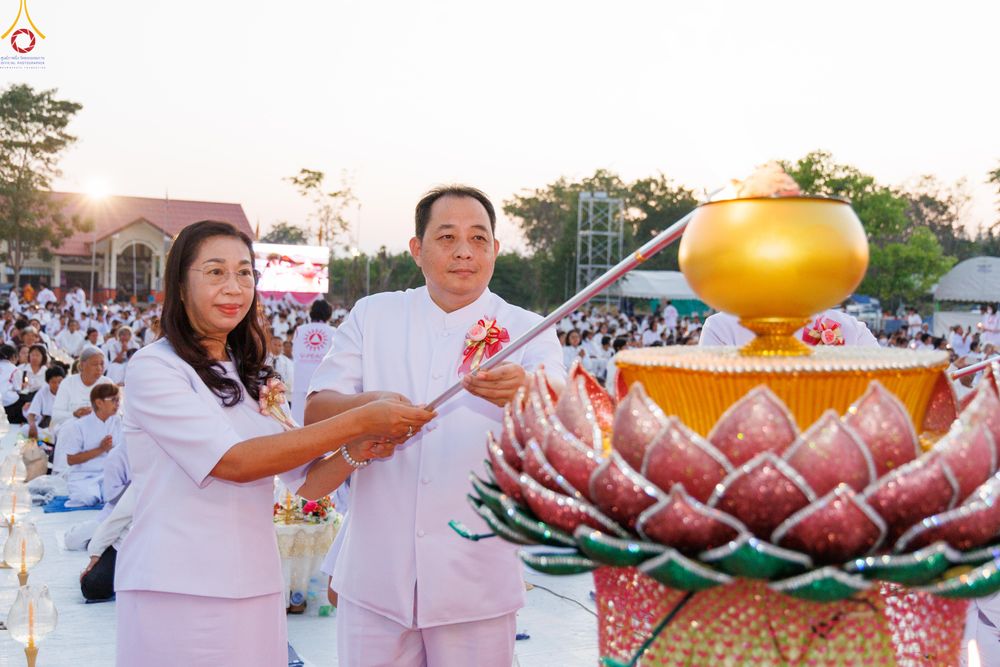 ภาพ No.294030:วันที่ 13 มกราคม พ.ศ. 2569 พิธีจุดประทีปถวายเป็นพุทธบูชา และบูชาธรรมมหาปูชนียาจารย์  (ภาพชุดที่ 2) ณ วัดสองพี่น้อง ต.ต้นตาล อ.สองพี่น้อง จ.สุพรรณบุรี ในโครงการธรรมยาตรา กตัญญูบูชา มหาปูชนียาจารย์ พระมงคลเทพมุนี(สด จนฺทสโร) พระผู้ปราบมาร อนุสรณ์สถาน 7 แห่