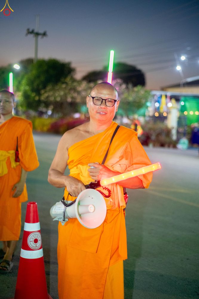 ภาพ No.301638:ภาพเบื้องหลังอาสาสมัครรวมใจ ชุดที่ 4 ในโครงการธรรมยาตรา กตัญญูบูชา มหาปูชนียาจารย์ พระมงคลเทพมุนี(สด จนฺทสโร) พระผู้ปราบมาร อนุสรณ์สถาน 7 แห่ง ปีที่ 14