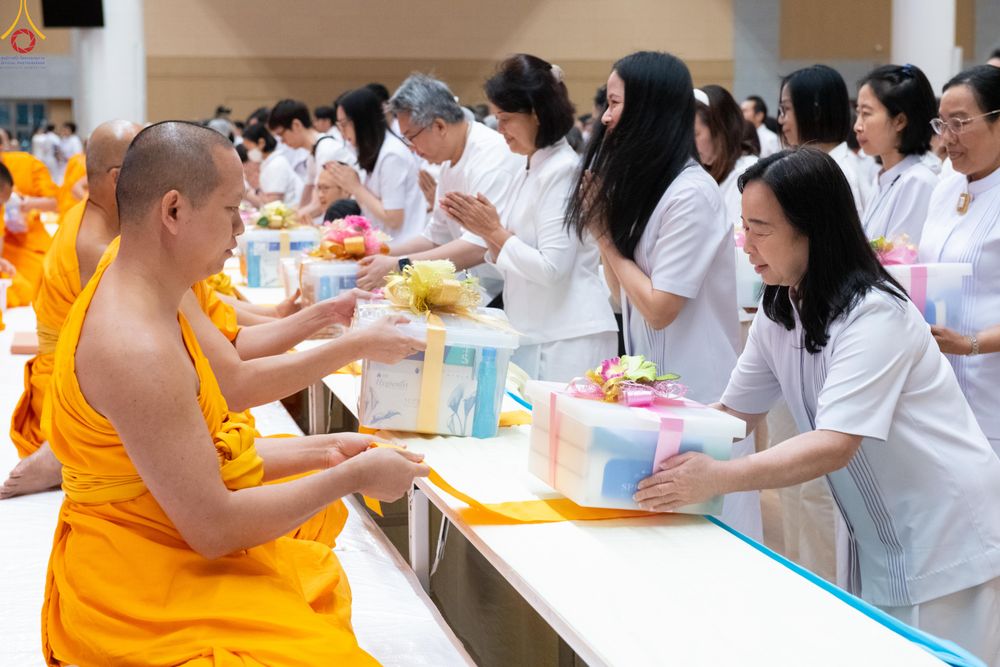 ภาพ No.280587:วันที่ 28 ธันวาคม พ.ศ.2568 พิธีถวายอุปกรณ์ทำความสะอาด ณ ห้องแก้วสารพัดนึก วัดพระธรรมกาย