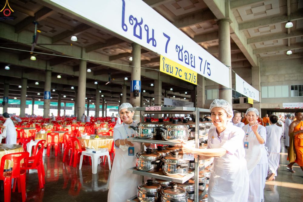 ภาพ No.325718:วันที่ 22 เมษายน พ.ศ.2569(วันคุ้มครองโลก) งานถวายมหาสังฆทาน 40,000 กว่าวัดทั่วประเทศ เจ้าหน้าที่ สาธุชน ร่วมใจจัดเตรียมภัตตาหารเพล (ชุด 2)