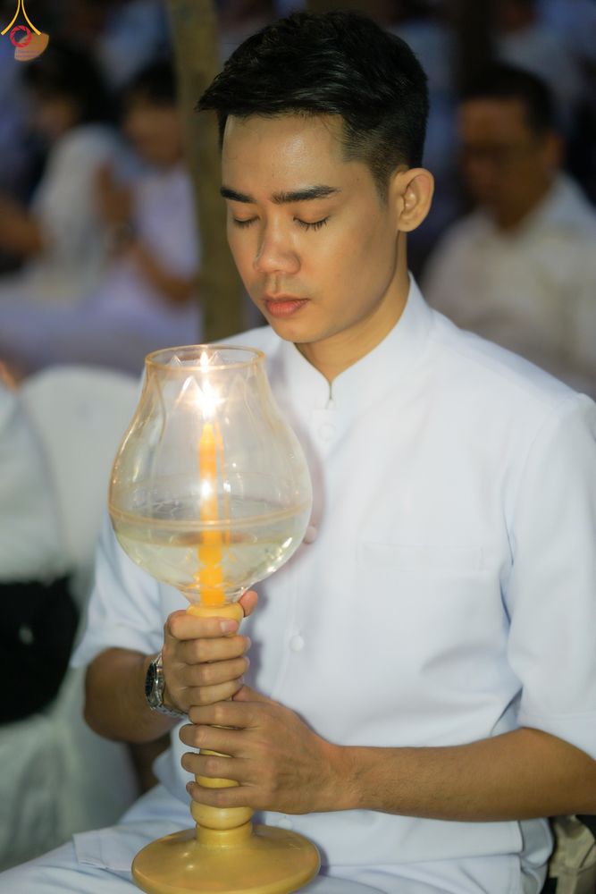 ภาพ No.290169:วันที่ 6 มกราคม พ.ศ. 2569 พิธีจุดประทีปถวายเป็นพุทธบูชา และบูชาธรรมมหาปูชนียาจารย์ (ภาพชุดที่ 2) ณ อนุสรณ์สถานมหาวิหารพระมงคลเทพมุนี (โลตัสแลนด์) อ.สองพี่น้อง จ.สุพรรณบุรี ในโครงการธรรมยาตรา กตัญญูบูชา มหาปูชนียาจารย์ พระมงคลเทพมุนี(สด จนฺทสโร) พระผู้ปรา