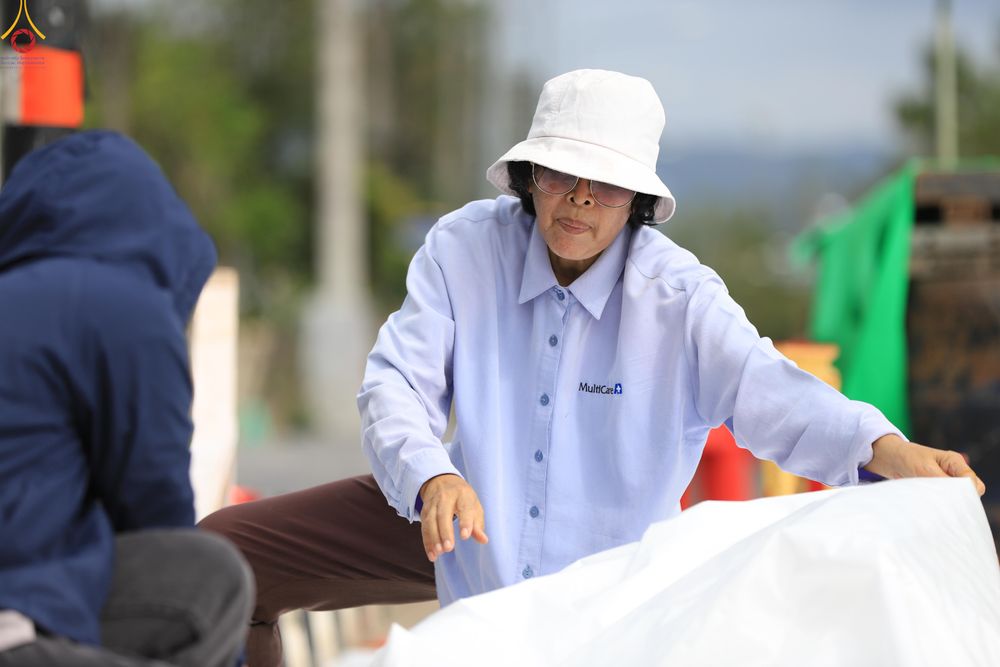 ภาพ No.280867:วันที่ 27 ธันวาคม พ.ศ.2568 คณะสงฆ์และเจ้าหน้าที่ทุกสังกัด ช่วยกันเตรียมงานตักบาตรพระ 1,000 รูป จ.สตูล