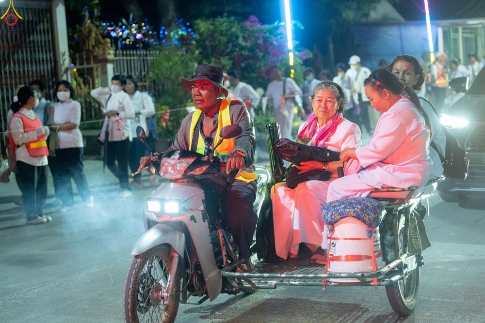 ภาพ No.294184:วันที่ 13 มกราคม พ.ศ. 2569 พิธีจุดประทีปถวายเป็นพุทธบูชา และบูชาธรรมมหาปูชนียาจารย์  (ภาพชุดที่ 2) ณ วัดสองพี่น้อง ต.ต้นตาล อ.สองพี่น้อง จ.สุพรรณบุรี ในโครงการธรรมยาตรา กตัญญูบูชา มหาปูชนียาจารย์ พระมงคลเทพมุนี(สด จนฺทสโร) พระผู้ปราบมาร อนุสรณ์สถาน 7 แห่