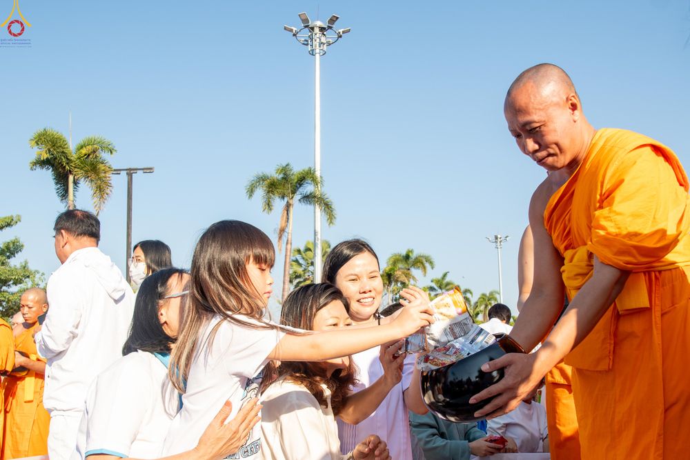 ภาพ No.282722:วันเสาร์ที่ 20 ธันวาคม พ.ศ.2568 พิธีตักบาตรพระ 10,000 รูป (ชุด 2) เนื่องในโอกาส 194 ปี จังหวัดกาญจนบุรี และอุทิศส่วนกุศลให้แด่บรรพชนทั้งหลาย บริเวณถนนสองแคว (Skywalk) เมืองกาญจนบุรี