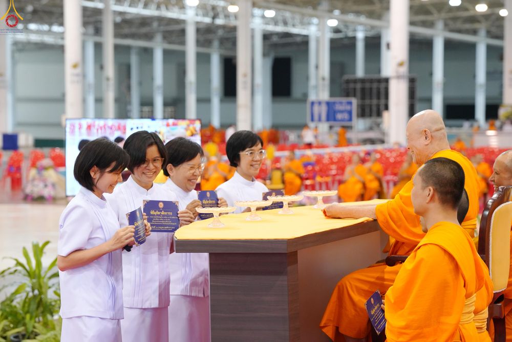 ภาพ No.339019:วันอาทิตย์ที่ 12 กรกฎาคม พ.ศ.2569 พิธีมุทิตาผู้สอบได้เปรียญธรรม ประโยค 1-2 ถึง ป.ธ.9 และ บ.ศ.1-2 ถึง บ.ศ.6 สำนักศาสนศึกษาวัดพระธรรมกาย ประจำปี 2569, พิธีมอบตราตั้งแต่งตั้งอาจารย์ใหญ่ สำนักศาสนศึกษาวัดพระธรรมกาย