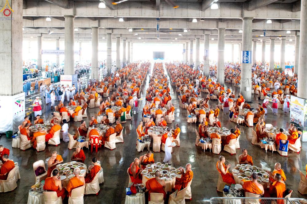 ภาพ No.323782:วันที่ 22 เมษายน พ.ศ.2569(วันคุ้มครองโลก) งานถวายมหาสังฆทาน 40,000 กว่าวัดทั่วประเทศ คณะสงฆ์ฉันภัตตาหารเพล