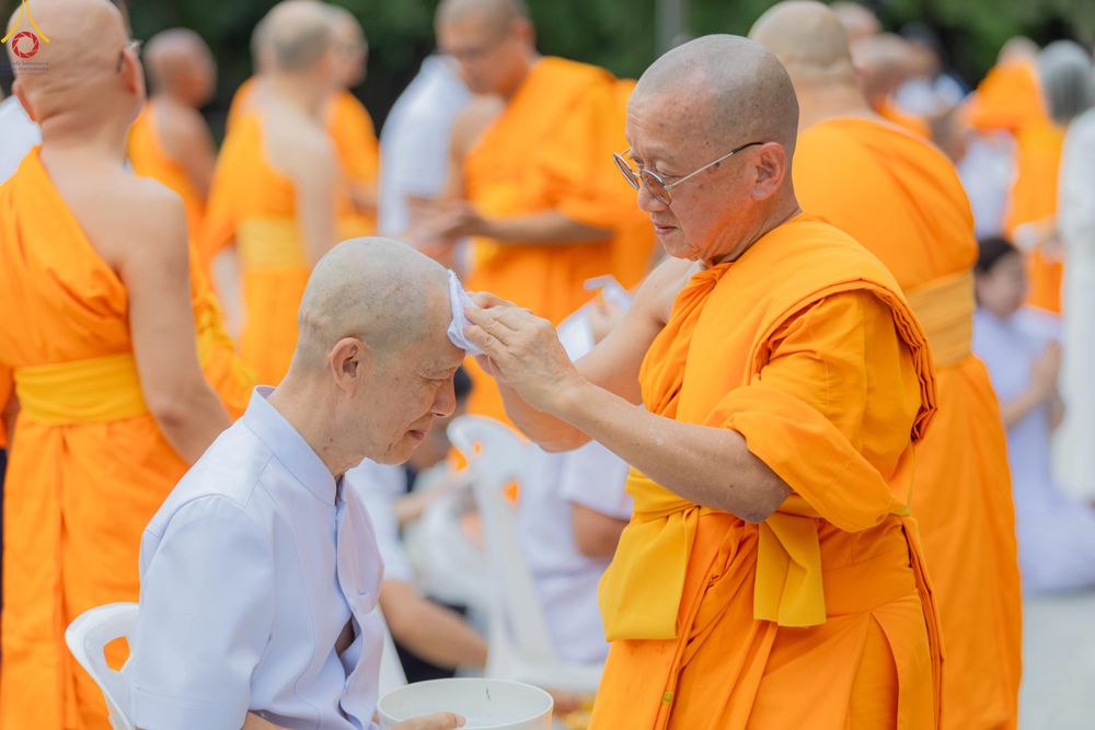 ภาพ No.330580:วันที่ 30 พฤษภาคม พ.ศ.2569 พิธีตัดปอยผมและปลงผม อุบาสกอุปสมบทอุทิศชีวิต 11 ท่าน (ภาพชุดที่ 2) ณ โบสถ์พระไตรปิฎก วัดพระธรรมกาย จังหวัดปทุมธานี