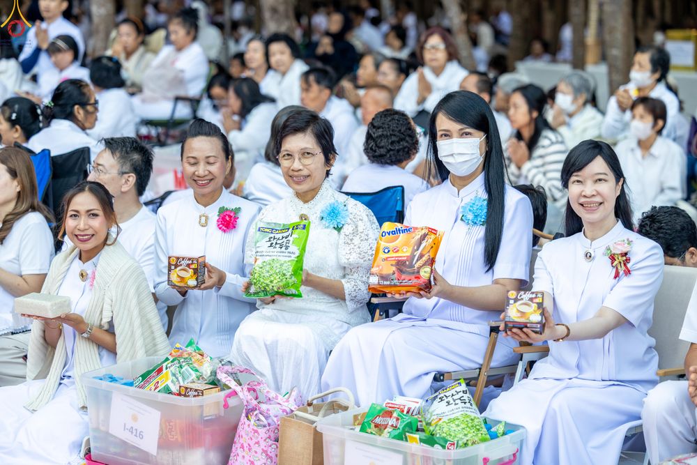 ภาพ No.289332:วันที่ 7 มกราคม พ.ศ. 2569 พิธีตักบาตรพระธรรมยาตรา ณ อนุสรณ์สถานลำดับที่ 1 สถานที่เกิดด้วยรูปกายเนื้อ อนุสรณ์สถานมหาวิหารพระมงคลเทพมุนี (โลตัสแลนด์) อ.สองพี่น้อง จ.สุพรรณบุรี ในโครงการธรรมยาตรา กตัญญูบูชา มหาปูชนียาจารย์ พระมงคลเทพมุนี(สด จนฺทสโร) พระผู้ป