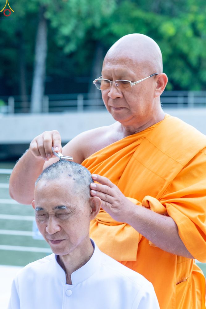 ภาพ No.330229:วันที่ 30 พฤษภาคม พ.ศ.2569 พิธีตัดปอยผมและปลงผม อุบาสกอุปสมบทอุทิศชีวิต 11 ท่าน ณ โบสถ์พระไตรปิฎก วัดพระธรรมกาย จังหวัดปทุมธานี