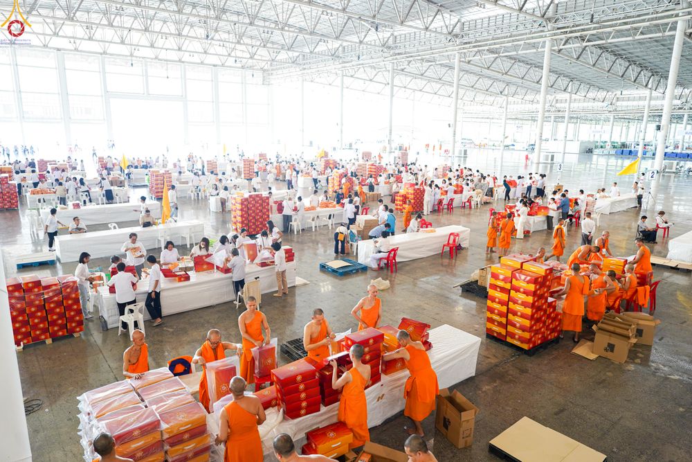 ภาพ No.321173:วันที่ 10-11 เมษายน พ.ศ.2569 การเตรียมกล่องไทยธรรม และการติดผ้ารับประเคน เพื่องานถวายมหาสังฆทาน 40,000 กว่าวัดทั่วประเทศ วันคุ้มครองโลก 22 เมษายน พ.ศ.2569 วัดพระธรรมกาย