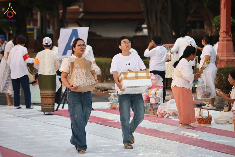 ภาพ No.317998:วันเสาร์ที่ 4 เมษายน พ.ศ. 2569 งานทำบุญเมืองใจกลางอยุธยา  ตักบาตรพระ 1,109 รูป ณ ถนนชีกุน หน้าวัดมหาธาตุ และวัดราชบูรณะ