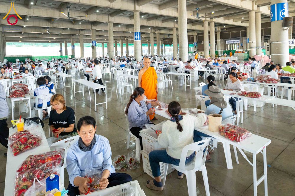 ภาพ No.279485:วันที่ 19-26 ธันวาคม พ.ศ. 2568 และ วันที่ 1 มกราคม พ.ศ.2569 รับบุญปลิดกลีบดอกไม้ เพื่อโปรยต้อนรับพระธรรมยาตรา