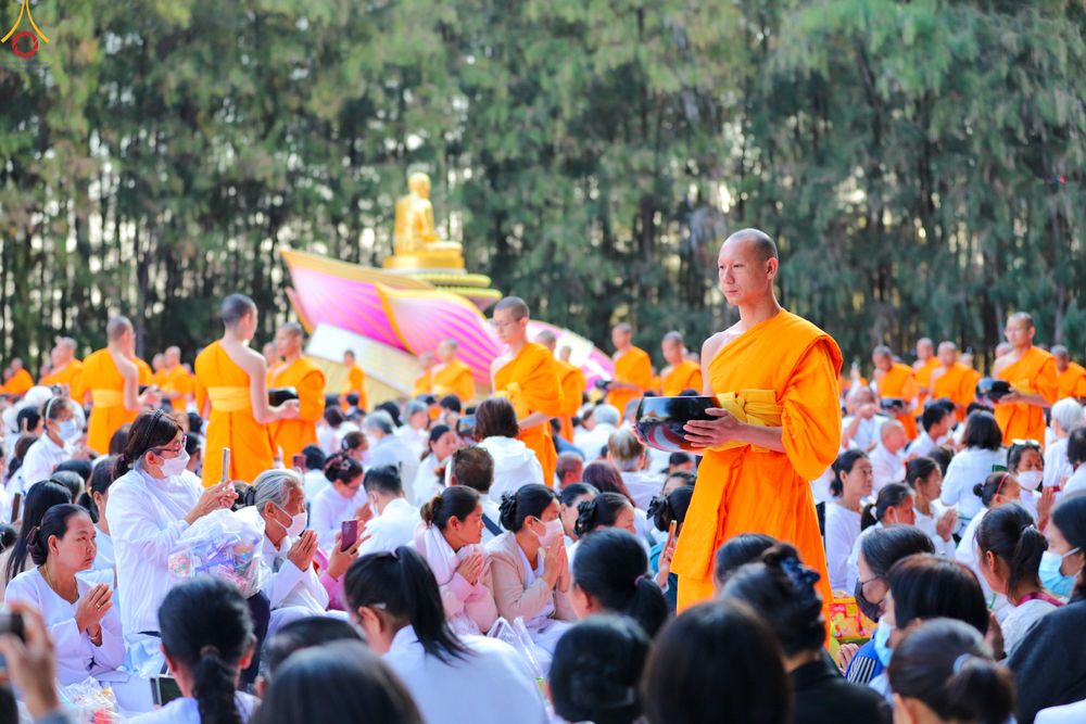 ภาพ No.289352:วันที่ 7 มกราคม พ.ศ. 2569 พิธีตักบาตรพระธรรมยาตรา ณ อนุสรณ์สถานลำดับที่ 1 สถานที่เกิดด้วยรูปกายเนื้อ อนุสรณ์สถานมหาวิหารพระมงคลเทพมุนี (โลตัสแลนด์) อ.สองพี่น้อง จ.สุพรรณบุรี ในโครงการธรรมยาตรา กตัญญูบูชา มหาปูชนียาจารย์ พระมงคลเทพมุนี(สด จนฺทสโร) พระผู้ป