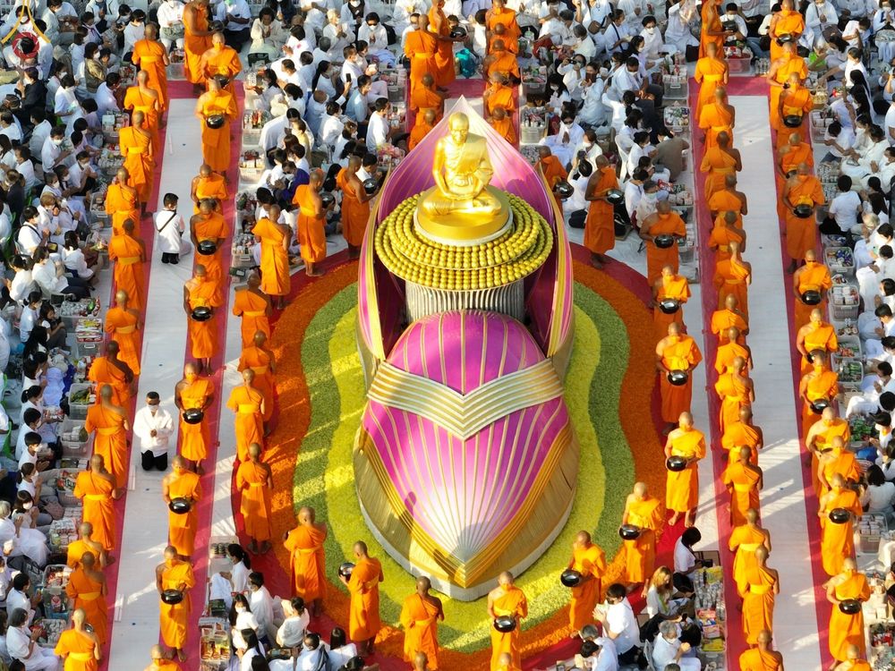 ภาพ No.73603:พิธีตักบาตรพระธรรมยาตราฯ ในโครงการธรรมยาตรากตัญญูบูชา มหาปูชนียาจารย์ พระมงคลเทพมุนี(สด จนฺทสโร) พระผู้ปราบมาร ปีที่ 11 ณ อนุสรณ์สถานลำดับที่ 4 สถานที่เกิดด้วยกายธรรม วัดโบสถ์ (บน) บางคูเวียง อ.บางกรวย จ.นนทบุรี วันที่ 22 มกราคม พ.ศ. 2566