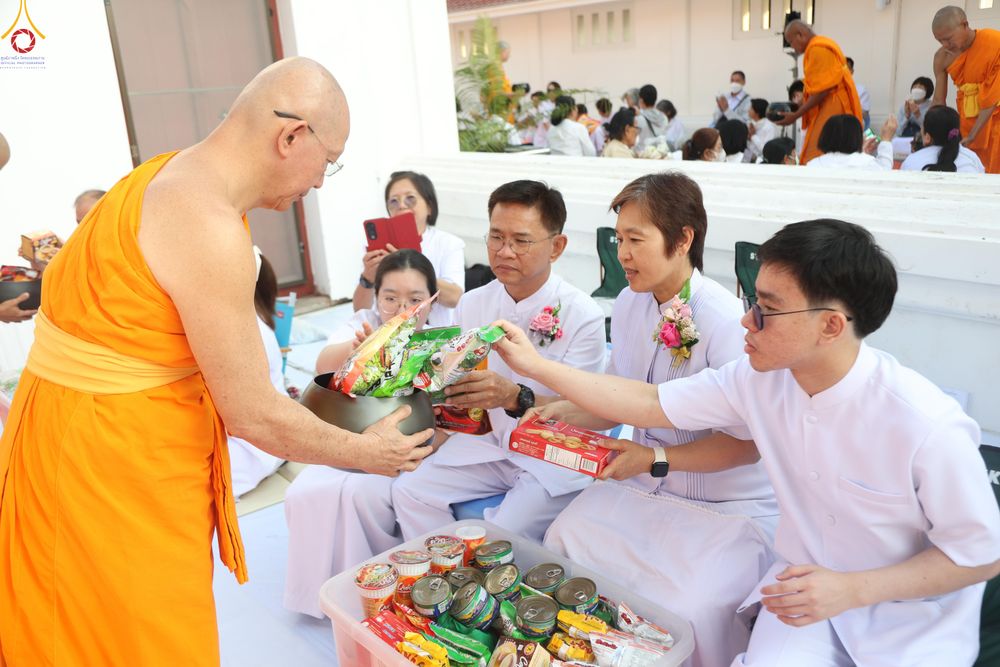 ภาพ No.297661:วันที่ 18 มกราคม พ.ศ. 2569 พิธีตักบาตรพระธรรมยาตรา ณ วัดโบสถ์บน ต.บางคูเวียง จ.นนทบุรี อนุสรณ์สถานลำดับที่ 4 สถานที่เกิดด้วยกายธรรม ในโครงการธรรมยาตรา กตัญญูบูชา มหาปูชนียาจารย์ พระมงคลเทพมุนี(สด จนฺทสโร) พระผู้ปราบมาร อนุสรณ์สถาน 7 แห่ง ปีที่ 14