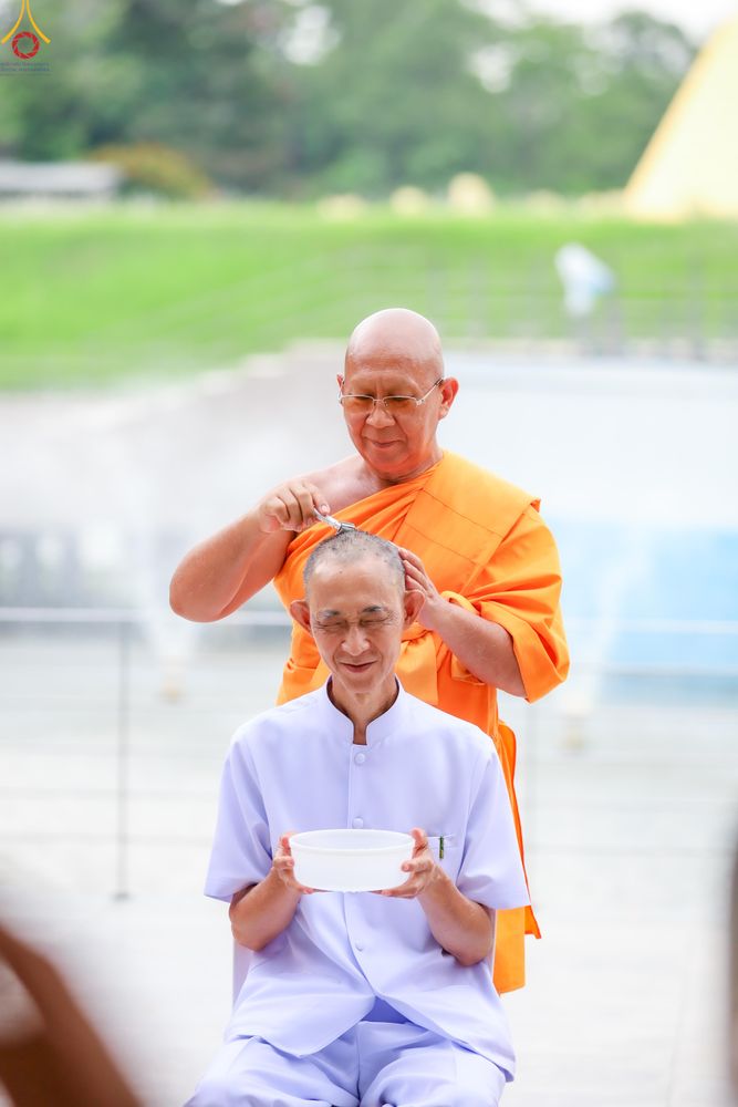 ภาพ No.330559:วันที่ 30 พฤษภาคม พ.ศ.2569 พิธีตัดปอยผมและปลงผม อุบาสกอุปสมบทอุทิศชีวิต 11 ท่าน (ภาพชุดที่ 2) ณ โบสถ์พระไตรปิฎก วัดพระธรรมกาย จังหวัดปทุมธานี