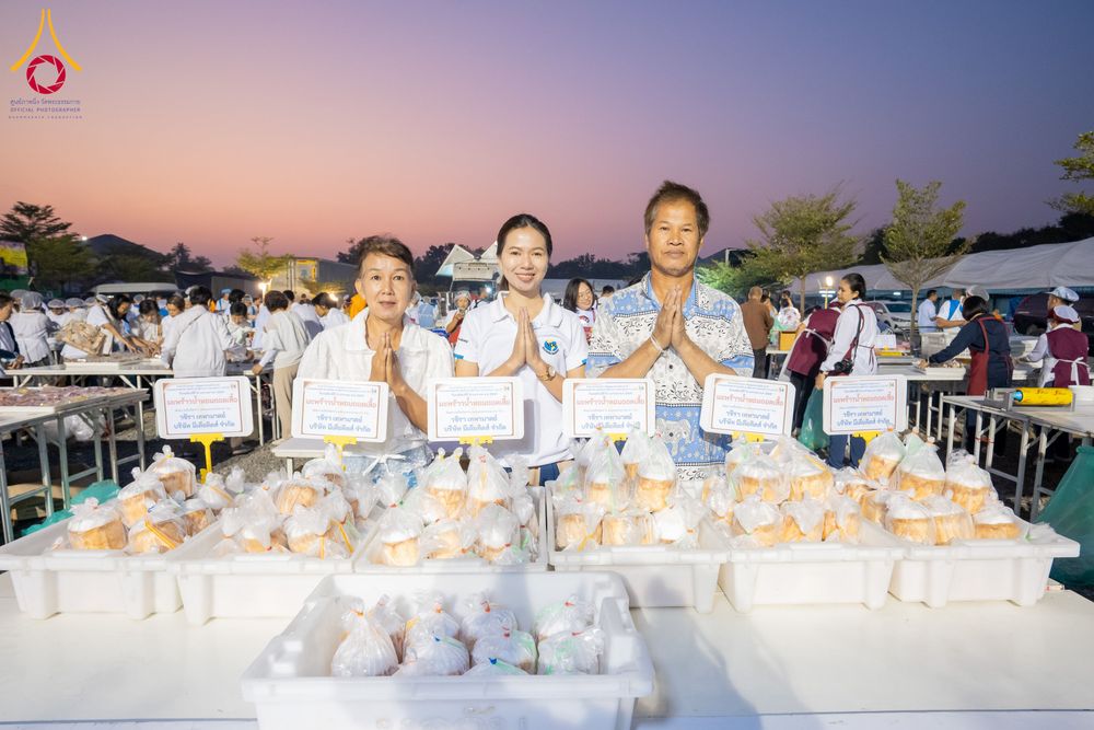 ภาพ No.294800:วันที่ 15 มกราคม พ.ศ. 2569 พิธีถวายภัตตาหารเป็นสังฆทาน แด่พระธรรมยาตรา ณ วัดโบสถ์บน ต.บางคูเวียง จ.นนทบุรี อนุสรณ์สถานลำดับที่ 4 สถานที่เกิดด้วยกายธรรม ในโครงการธรรมยาตรา กตัญญูบูชา มหาปูชนียาจารย์ พระมงคลเทพมุนี(สด จนฺทสโร) พระผู้ปราบมาร อนุสรณ์สถาน 7 แ