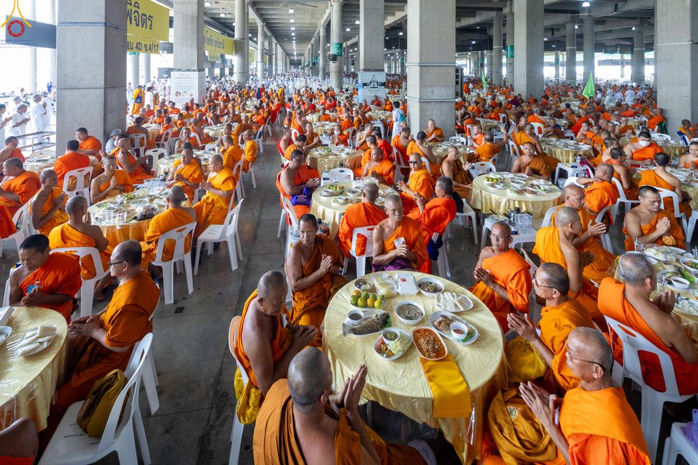 ภาพ No.323760:วันที่ 22 เมษายน พ.ศ.2569(วันคุ้มครองโลก) งานถวายมหาสังฆทาน 40,000 กว่าวัดทั่วประเทศ คณะสงฆ์ฉันภัตตาหารเพล