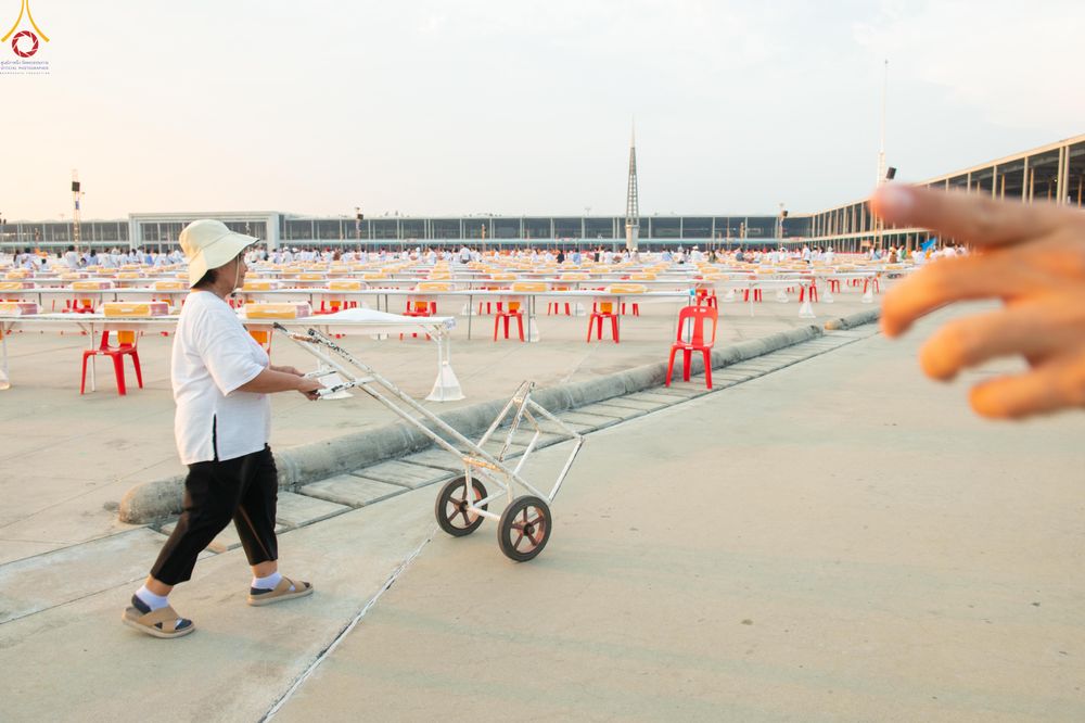 ภาพ No.322617:วันที่ 17 เมษายน พ.ศ.2569 การเรียงกล่องไทยธรรม เรียงน้ำดื่ม เรียงร่ม ณ ลานธรรมพระมหาธรรมกายเจดีย์ เพื่องานถวายมหาสังฆทาน 40,000 กว่าวัดทั่วประเทศ วันคุ้มครองโลก 22 เมษายน พ.ศ.2569 วัดพระธรรมกาย