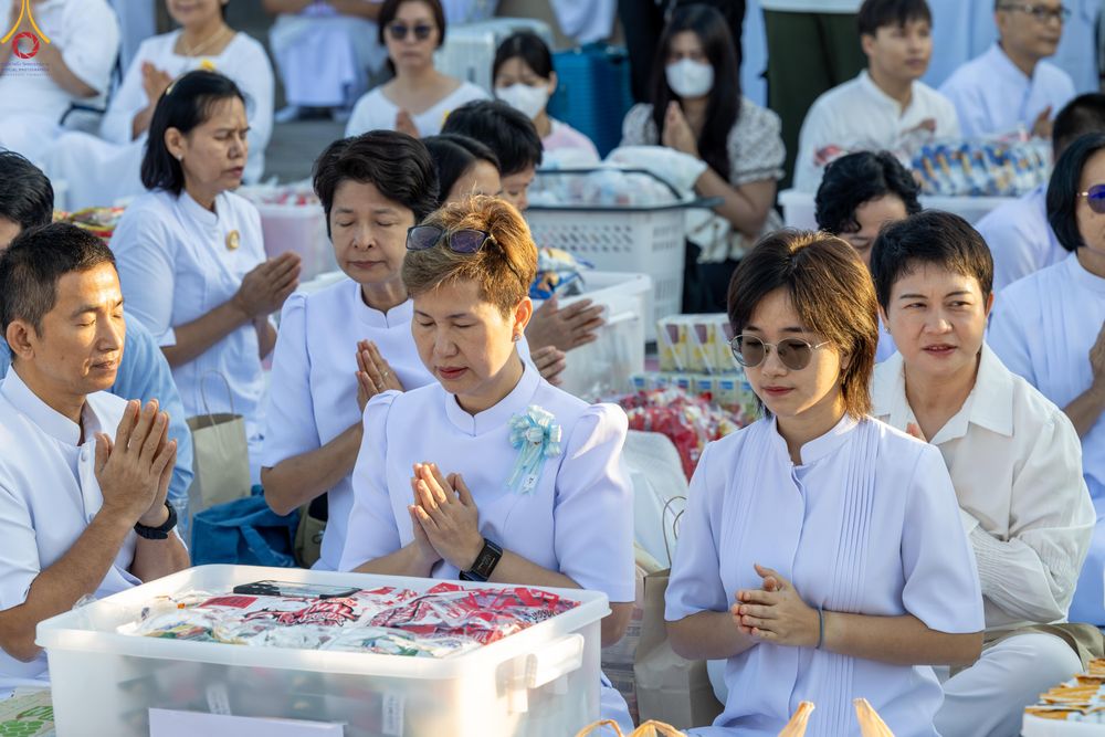 ภาพ No.282635:วันเสาร์ที่ 20 ธันวาคม พ.ศ.2568 พิธีตักบาตรพระ 10,000 รูป (ชุด 2) เนื่องในโอกาส 194 ปี จังหวัดกาญจนบุรี และอุทิศส่วนกุศลให้แด่บรรพชนทั้งหลาย บริเวณถนนสองแคว (Skywalk) เมืองกาญจนบุรี