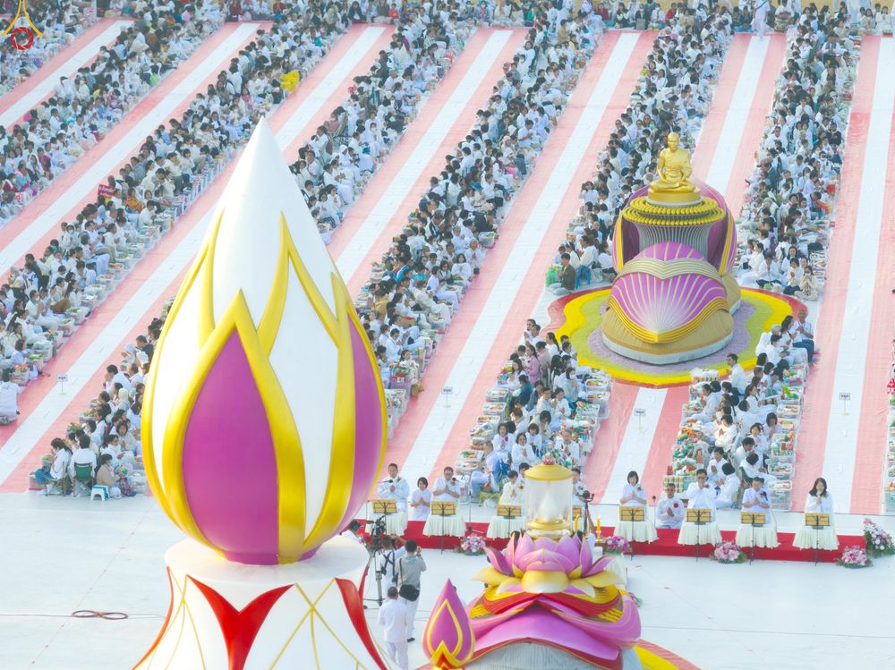 ภาพ No.292361:วันที่ 11 มกราคม พ.ศ. 2569 พิธีตักบาตรพระธรรมยาตรา ณ อนุสรณ์สถานคลองบางนางแท่น อ.สามพราน จ.นครปฐม ในโครงการธรรมยาตรา กตัญญูบูชา มหาปูชนียาจารย์ พระมงคลเทพมุนี(สด จนฺทสโร) พระผู้ปราบมาร อนุสรณ์สถาน 7 แห่ง ปีที่ 14