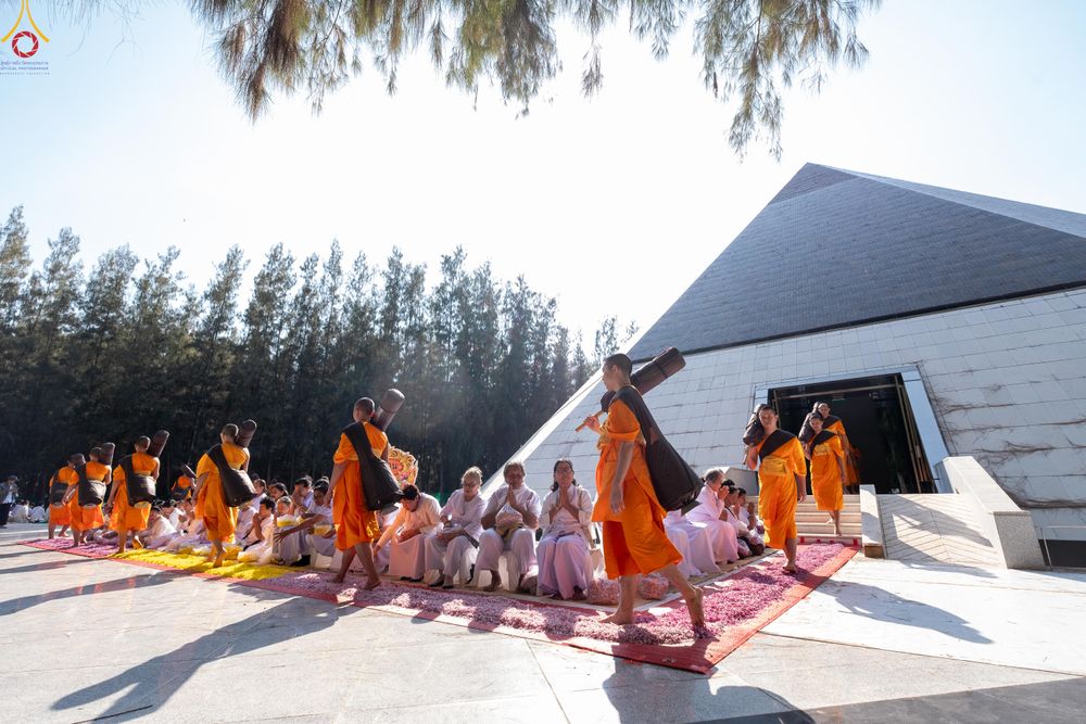 ภาพ No.292785:วันที่ 11 มกราคม พ.ศ. 2569 พิธีต้อนรับพระธรรมยาตรา ณ อนุสรณ์สถานลำดับที่ 3 สถานที่เกิดในเพศสมณะ วัดสองพี่น้อง อำเภอสองพี่น้อง จังหวัดสุพรรณบุรี ในโครงการธรรมยาตรา กตัญญูบูชา มหาปูชนียาจารย์ พระมงคลเทพมุนี(สด จนฺทสโร) พระผู้ปราบมาร อนุสรณ์สถาน 7 แห่ง ปีที