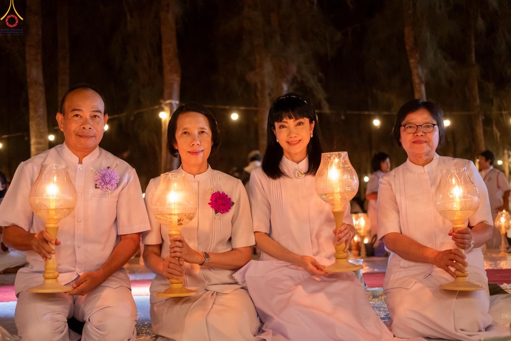 ภาพ No.290255:วันที่ 6 มกราคม พ.ศ. 2569 พิธีจุดประทีปถวายเป็นพุทธบูชา และบูชาธรรมมหาปูชนียาจารย์ (ภาพชุดที่ 2) ณ อนุสรณ์สถานมหาวิหารพระมงคลเทพมุนี (โลตัสแลนด์) อ.สองพี่น้อง จ.สุพรรณบุรี ในโครงการธรรมยาตรา กตัญญูบูชา มหาปูชนียาจารย์ พระมงคลเทพมุนี(สด จนฺทสโร) พระผู้ปรา