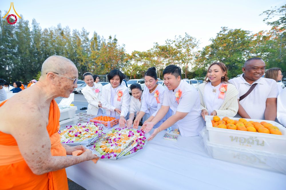 ภาพ No.292617:วันที่ 12 มกราคม พ.ศ. 2569 พิธีถวายภัตตาหารเป็นสังฆทาน แด่พระธรรมยาตรา ณ อนุสรณ์สถานมหาวิหารพระมงคลเทพมุนี (โลตัสแลนด์) อ.สองพี่น้อง จ.สุพรรณบุรี ในโครงการธรรมยาตรา กตัญญูบูชา มหาปูชนียาจารย์ พระมงคลเทพมุนี(สด จนฺทสโร) พระผู้ปราบมาร อนุสรณ์สถาน 7 แห่ง ปี