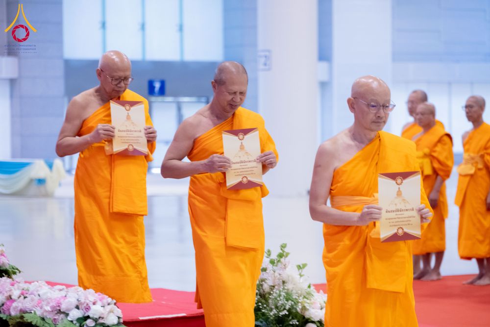 ภาพ No.284986:วันอาทิตย์ที่ 14 ธันวาคม พ.ศ.2568  พิธีปฏิบัติธรรม พิธีถวายภัตตาหารเป็นสังฆทาน พิธีมอบต้นสมบัติจักรพรรดิ ถวายแด่เจ้าอาวาสและประธานสงฆ์ 236 ศูนย์ส่งเสริมศีลธรรมทั่วโลก ณ สภาธรรมกายสากล วัดพระธรรมกาย