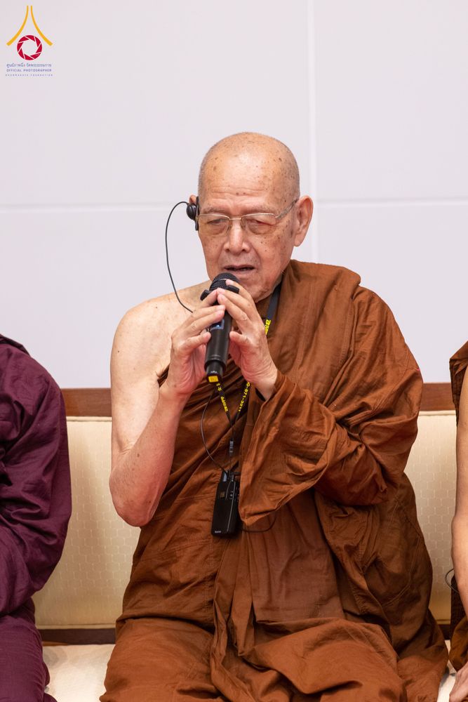 ภาพ No.324848:วันพฤหัสบดีที่ 23 เมษายน พ.ศ.2569  หลวงพ่อทัตตชีโว รองเจ้าอาวาสวัดพระธรรมกาย ถวายการต้อนรับและปฏิสันถารคณะชาวเมียนมาและคณะไทยใหญ่