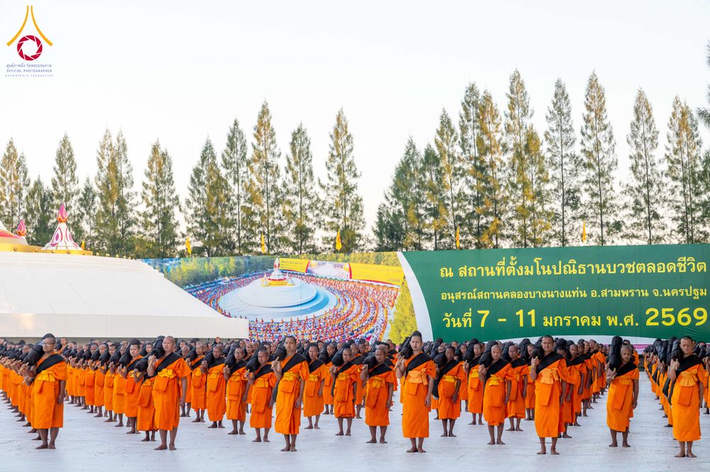 ภาพ No.290652:วันที่ 8 มกราคม พ.ศ. 2569 พระธรรมยาตราปฏิบัติธรรม และถ่ายภาพหมู่ประวัติศาสตร์ ในโครงการธรรมยาตรา กตัญญูบูชามหาปูชนียาจารย์ พระมงคลเทพมุนี(สด จนฺทสโร) พระผู้ปราบมาร อนุสรณ์สถาน 7 แห่ง ปีที่ 14 ณ อนุสรณ์สถานคลองบางนางแท่น อ.สามพราน จ.นครปฐม