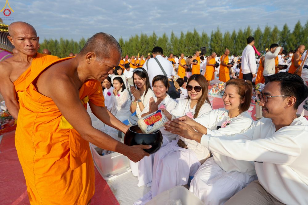 ภาพ No.302715:วันที่ 24 มกราคม พ.ศ. 2569 พิธีตักบาตรพระธรรมยาตรา(ภาพชุดที่ 2) ณ อนุสรณ์สถานลำดับที่ 5 สถานที่เผยแผ่วิชชาธรรมกายครั้งแรก อนุสรณ์สถานบางปลา วัดบางปลา อำเภอบางเลน จังหวัดนครปฐม ในโครงการธรรมยาตรา กตัญญูบูชา มหาปูชนียาจารย์ พระมงคลเทพมุนี(สด จนฺทสโร) พระผู