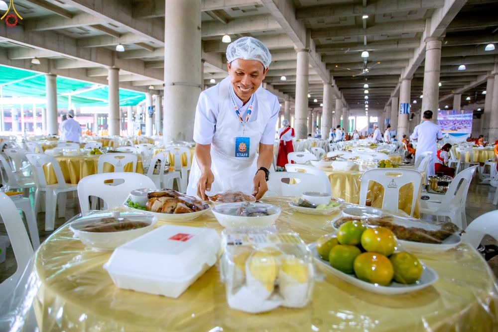 ภาพ No.325807:วันที่ 22 เมษายน พ.ศ.2569(วันคุ้มครองโลก) งานถวายมหาสังฆทาน 40,000 กว่าวัดทั่วประเทศ เจ้าหน้าที่ สาธุชน ร่วมใจจัดเตรียมภัตตาหารเพล (ชุด 2)