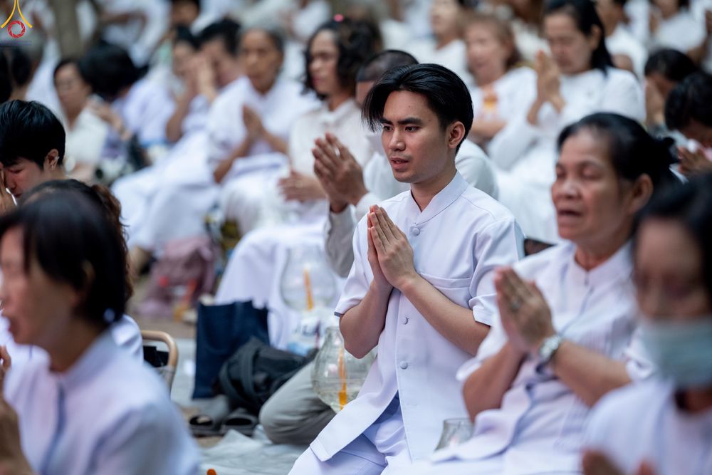 ภาพ No.290085:วันที่ 6 มกราคม พ.ศ. 2569 พิธีจุดประทีปถวายเป็นพุทธบูชา และบูชาธรรมมหาปูชนียาจารย์ (ภาพชุดที่ 2) ณ อนุสรณ์สถานมหาวิหารพระมงคลเทพมุนี (โลตัสแลนด์) อ.สองพี่น้อง จ.สุพรรณบุรี ในโครงการธรรมยาตรา กตัญญูบูชา มหาปูชนียาจารย์ พระมงคลเทพมุนี(สด จนฺทสโร) พระผู้ปรา