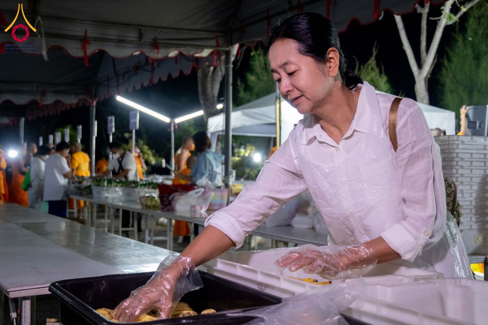 ภาพ No.288201:วันที่ 5 มกราคม พ.ศ. 2569 พิธีถวายภัตตาหารเป็นสังฆทาน แด่พระธรรมยาตรา ในโครงการธรรมยาตรา กตัญญูบูชา มหาปูชนียาจารย์ พระมงคลเทพมุนี(สด จนฺทสโร) พระผู้ปราบมาร อนุสรณ์สถาน 7 แห่ง ปีที่ 14 ณ อนุสรณ์สถานมหาวิหารพระมงคลเทพมุนี (โลตัสแลนด์) อ.สองพี่น้อง จ.สุพรร