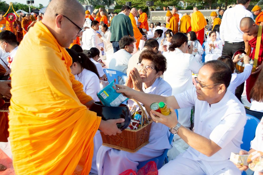 ภาพ No.276913:วันเสาร์ที่ 6 ธันวาคม พ.ศ. 2568 พิธีตักบาตรพระ 1,000 รูป อุทิศถวายพระราชกุศลสมเด็จพระนางเจ้าสิริกิติ์ พระบรมราชินีนาถ พระบรมราชชนนี พันปีหลวง และ ทำบุญเมืองลำปาง ครบรอบ 1,345 ปี ณ ลานพระบรมราชานุสาวรีย์สมเด็จพระนเรศวรมหาราชนครลำปาง อ.เกาะคา จ.ลำปาง