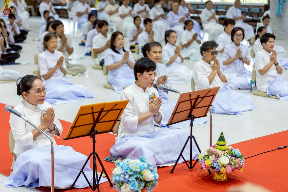 ภาพ No.249071:วันที่ 26-28 กันยายน พ.ศ. 2568 โครงการอบรม อุบาสกแก้ว อุบาสิกาแก้ว รุ่นที่ 3  ณ ศูนย์ปฏิบัติธรรมสมุทรปราการ ได้รับความเมตตาจากคณะสงฆ์ในพื้นที่  รวมถึงผู้บริหารสถานศึกษา ที่นำนักเรียนระดับมัธยมปลาย  มารับฟังข้อมูลเพื่อที่จะเป็นกำลังสำคัญ ในการเข้าร่วมขบวน