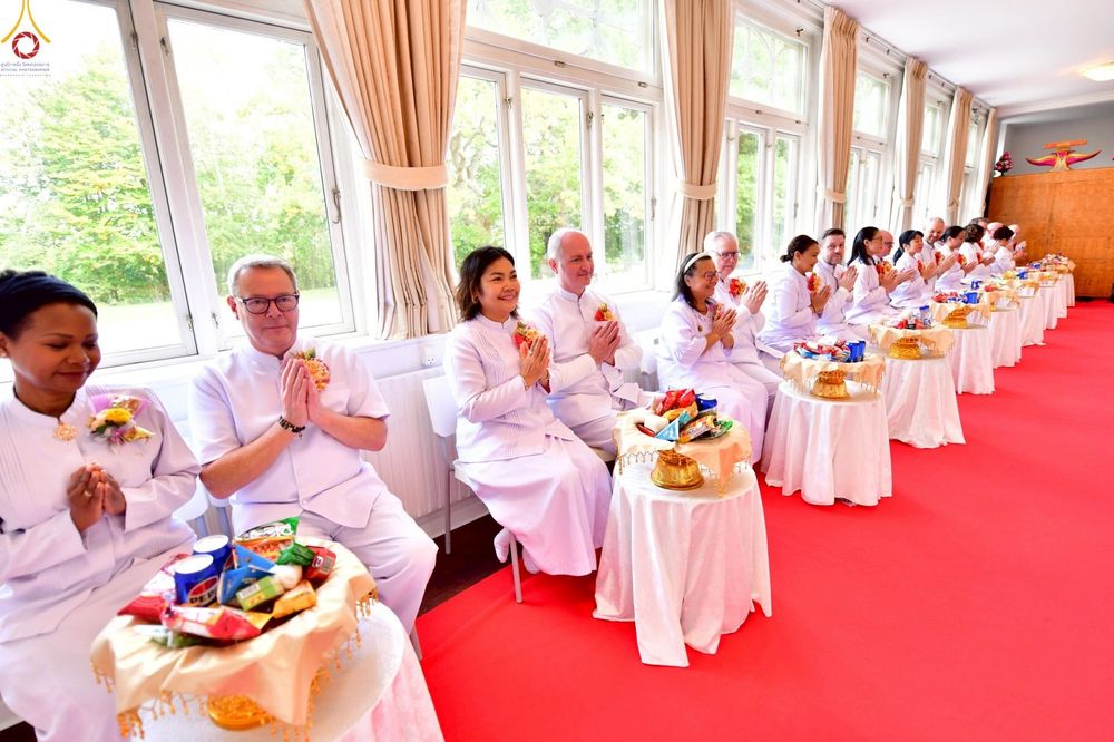 ภาพ No.257388:วันที่ 11 ตุลาคม พ.ศ. 2568 พิธีทอดกฐินสามัคคี  เพื่องานเผยแผ่พระพุทธศาสนา วิชชาธรรมกายสู่ชาวท้องถิ่น ณ วัดพระธรรมกายคอร์ซัวร์ ลุสท์สโกว  ประเทศเดนมาร์ก 