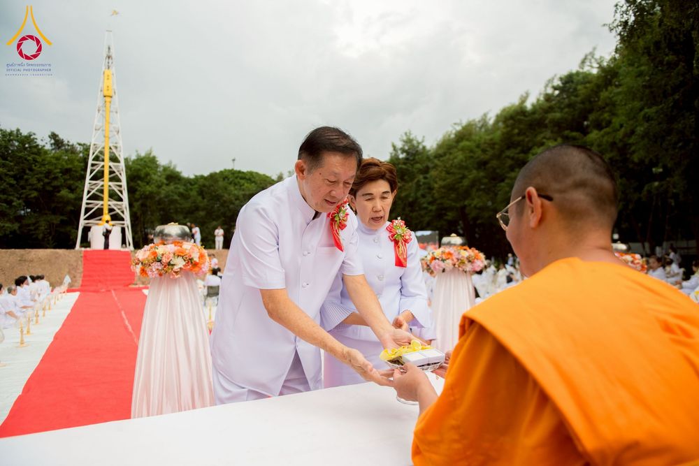 ภาพ No.261883:วันที่ 14 ตุลาคม พ.ศ. 2568 พิธีกลั่นแผ่นดิน โปรยทรายตอกเสาเข็มมหามงคลต้นแรก  สร้างองค์พระเจดีย์และจุดประทีปถวายเป็นพุทธบูชา ณ ศูนย์ปฏิบัติธรรมชัยนาท ต.ธรรมามูล อ.ชัยนาท จ.ชัยนาท