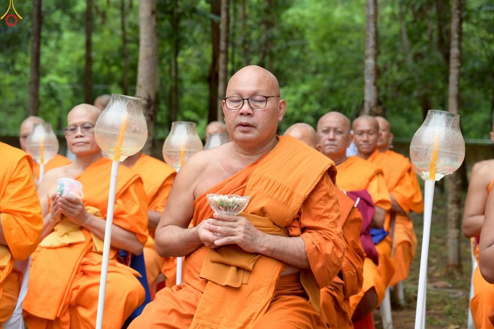 ภาพ No.238344:วันเสาร์ที่ 9 สิงหาคม พ.ศ. 2568 พิธีกลั่นแผ่นดิน โปรยทราย และจุดประทีปถวายเป็นพุทธบูชา จ.ระยอง สถาปนาองค์พระเจดีย์เพื่อสร้างสันติภาพโลก ณ ศูนย์ปฏิบัติธรรมระยอง(บ้านช่องลม) ต.บางบุตร อ.บ้านค่าย จ.ระยอง