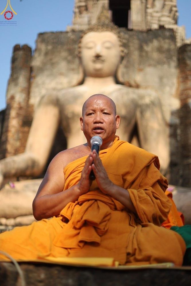 ภาพ No.58690:พิธีตักบาตรพระ ๑,๐๐๐ รูป สมโภชครบรอบ ๘๐๐ ปี พระบรมธาตุเมืองเชลียง ณ วัดพระศรีรัตนมหาธาตุ ราชวรวิหาร  (วัดพระปรางค์) ต.ศรีสัชนาลัย  อ.ศรีสัชนาลัย จ.สุโขทัย วันพฤหัสบดีที่ ๒๕ เมษายน พ.ศ. ๒๕๖๗