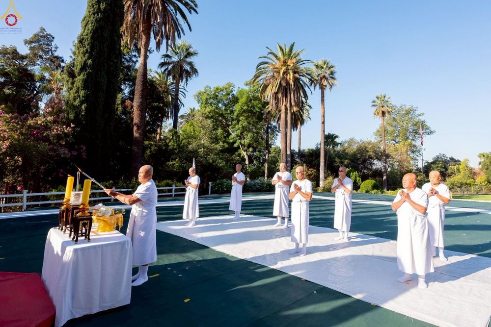 ภาพ No.252235:วันที่ 4-5 ตุลาคม พ.ศ. 2568  วัดพระธรรมกายแคลิฟอร์เนีย ประเทศสหรัฐอเมริกา ได้จัดพิธีตัดปอยผม โดยคณะสงฆ์ ญาติ ๆ และสาธุชน ให้กับนาคธรรมทายาท 8 ท่าน และได้จัดพิธีบรรพชา-อุปสมบท ฉลองพิธีทอดกฐินบรมจักรพรรดิ สร้างอุโบสถ 82 ปี บูชาธรรมหลวงพ่อธัมมชโย