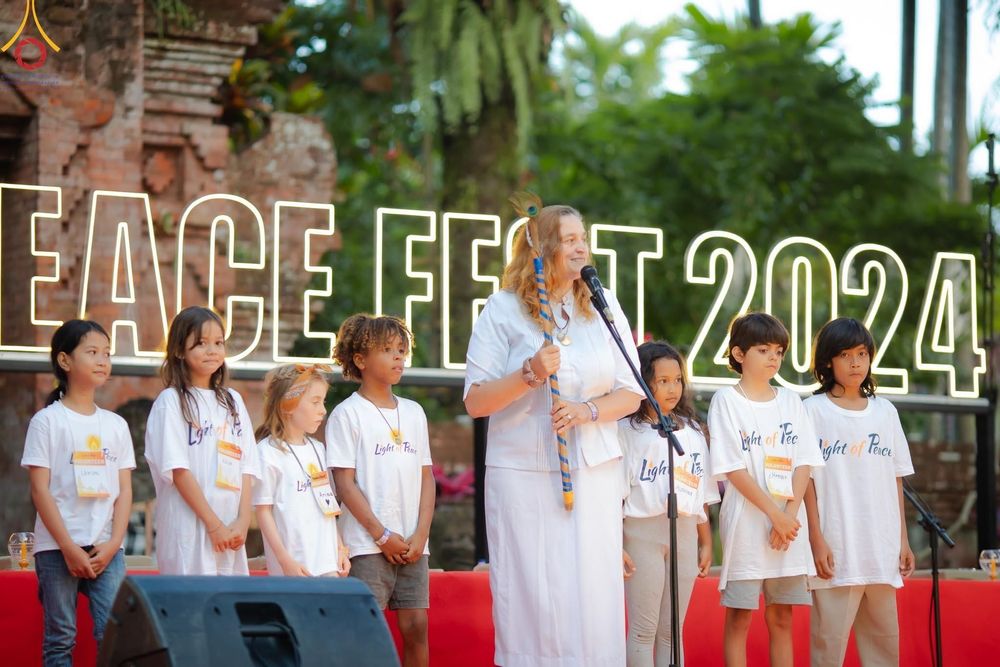 ภาพ No.156380:วัดพุทธบาหลีและวัดพระธรรมกาย จัดปฏิบัติธรรมนานาชาติ 1,151 คนจาก 78 ประเทศ ใน "วันสันติภาพสากล" ณ บาหลี อินโดนีเซีย วันเสาร์ที่ 21 กันยายน พ.ศ. 2567 เวลา 16.00-21.00 น. ณ พิพิธภัณฑ์ ARMA เมืองอูบุด จังหวัดบาหลี ประเทศอินโดนีเซีย