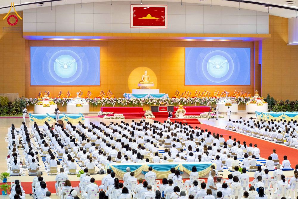 ภาพ No.264300:วันอาทิตย์ที่ 2 พฤศจิกายน พ.ศ. 2568 พิธีบูชาข้าวพระ ณ สภาธรรมกายสากล วัดพระธรรมกาย