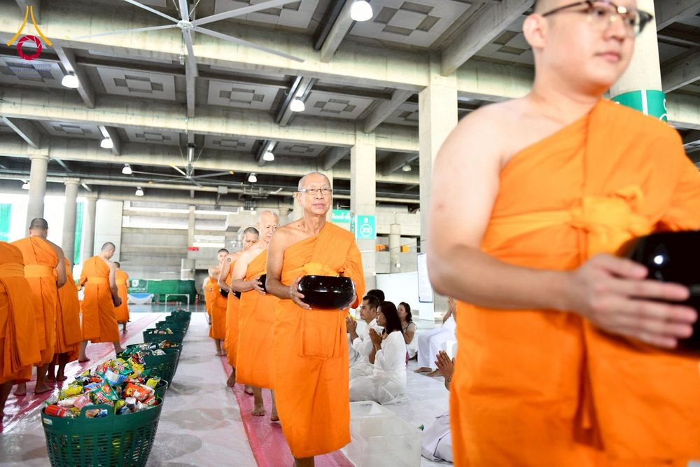 ภาพ No.256665:วันที่ 11 ตุลาคม พ.ศ. 2568 พิธีตักบาตรฉลองพระใหม่  โครงการอุปสมบทบูชาธรรม 141 ปี  พระมงคลเทพมุนี (สด จนฺทโร) ผู้ค้นพบวิชชาธรรมกาย ณ มหาวิหารคด 9 วัดพระธรรมกาย