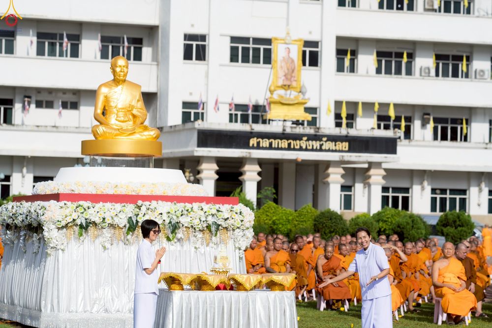 ภาพ No.239756:วันที่ 16-17 สิงหาคม พ.ศ. 2568 การปฏิบัติหน้าที่ของเจ้าหน้าที่ทุกสถานะ เพื่องานพิธีอัญเชิญรูปเหมือนพระมงคลเทพมุนี (สด จันทสโร) และพิธีกดปุ่มอัญเชิญรูปเหมือน พระมงคลเทพมุนี (สด จันทสโร) ณ มหาวิหารแก้วพระมงคลเทพมุนี ศูนย์ปฏิบัติธรรมแก้วเมืองเลย จ.เลย