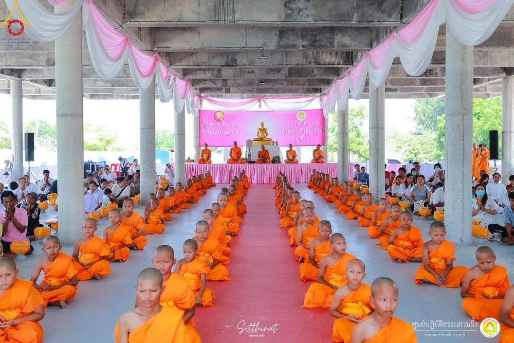 ภาพ No.135661:พิธีขอขมารับผ้าไตร , พิธีบรรพชา ในโครงการบรรพชาสามเณร ฟื้นฟูพระพุทธศาสนาทั่วไทย  ณ ศูนย์ปฏิบัติธรรมสวนผึ้ง จ.ราชบุรี วันที่ 4 เมษายน พ.ศ. 2567