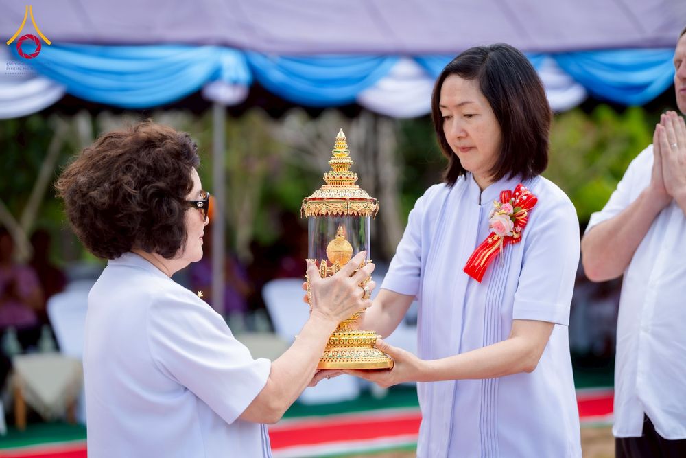 ภาพ No.255469:วันที่ 13 ตุลาคม พ.ศ. 2568 พิธีบรรจุพระบรมสารีริกธาตุ ผูกผ้า 7 สี เพื่อความเป็นสิริมงคล  และ ยกช่อฟ้า ประดิษฐานบนหลังคาอุโบสถวัดทุ่งเจริญธรรม ถวายบูชาธรรม 81 ปี หลวงพ่อธัมมชโย โดยคณะศิษยานุศิษย์ ณ วัดทุ่งเจริญธรรม อ.อมก๋อย จ.เชียงใหม่